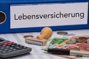 Aktenordner (blau) mit Beschriftung Lebensversicherung